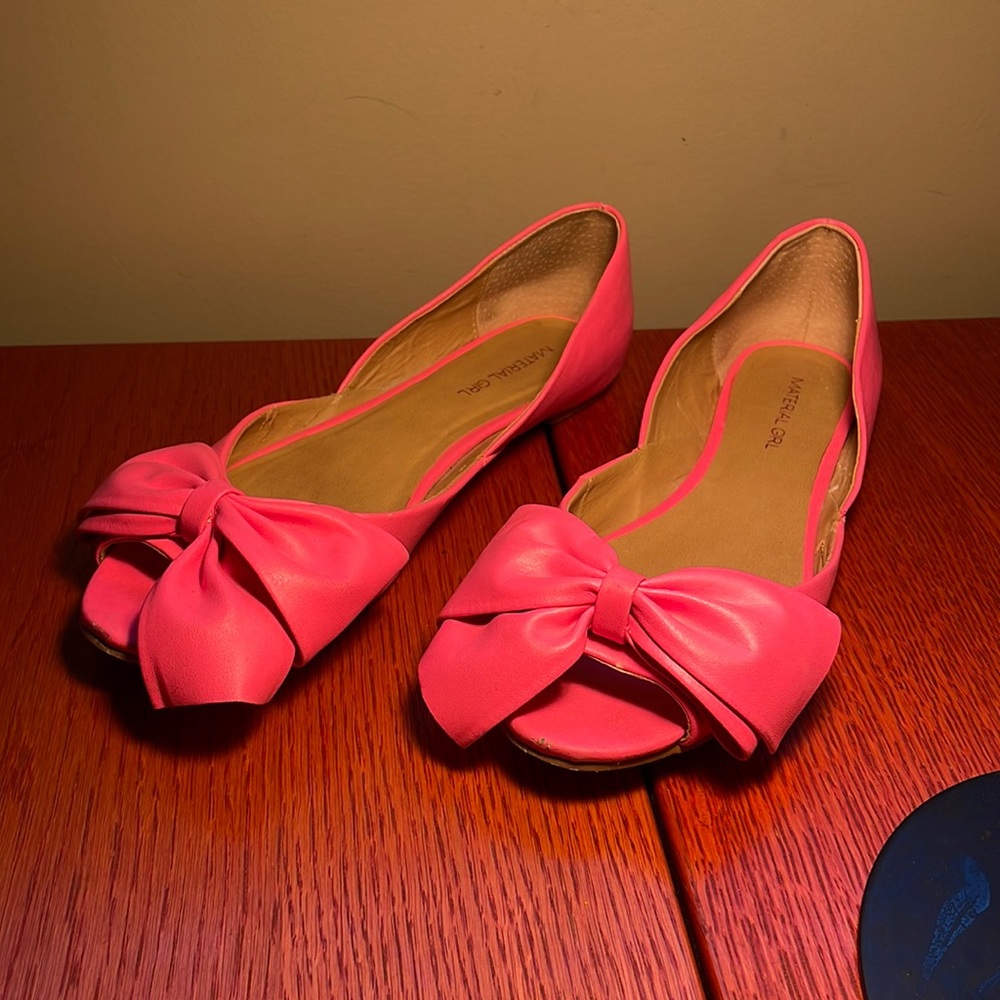 Cute pink flat shoes . Size 8